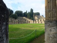 Wir betreten Pompeji über die Kaserne der Gladiatoren, die hier ausgebildet wurden. Die Säulen waren im unteren Teil bemalt. 