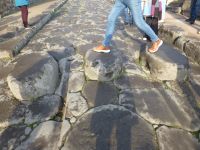 Über diese Zebrastreifen kann man sicher die Straße überqueren. Die Wagenräder der Karren haben sich tief eingegraben.