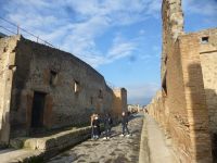 Jede Straße wird von hohen Bürgersteigen gesäumt.