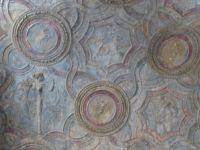 Mehrfarbiger Deckenstuck in den Thermen