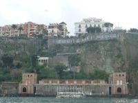 Unser Hotel vom Wasser aus, Erst hier ist die mächtige Anlage, die bis zum Meer reicht, erkennbar. Wie schön muss es im Sommer erst hier sein.