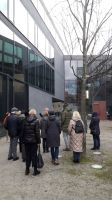  im Hof des Bauhausmuseums