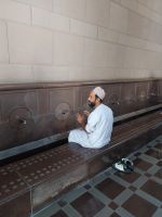 Hussain zeigt das rituelle Waschen vor dem Gebet