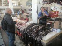 Fischhändler verkauft den schwarzen Degenfisch, Markthalle von Funchal