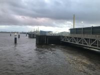 gigantischer Wall aus Stahl&Beton