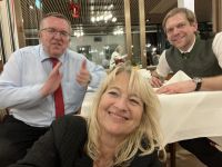 Hotelchef, Juniorchef und Reiseleiterin verabschieden sich und wünschen ein gutes 2024!