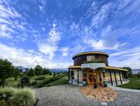 Hundertwassertoilette in neuseeländischer Landschaft, Kawakawa