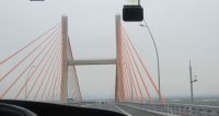 Fahrt über die Brücke Richtung Halong Bucht