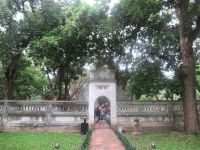 Durch die Gartenanlage des Tempels