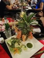 Garnelen auch Ananas serviert