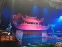 Wasserpuppentheater beginnt