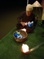 Papierschiffchen mit Kerzen und Wünschen schwimmen bald im Fluss, Hoi An