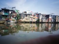 Die Häuser auf dem Ufer von Saigon River, Vietnam