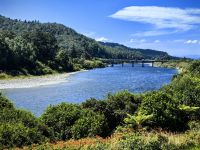 Türkisfarbene Flüsse schlängeln sich neben der Zugstrecke her, auf dem Weg nach Christchurch