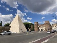 Im Stadtteil Ostiense die Pyramide