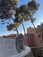Mosaik der gewundenen Bank im Park Güell Barcelona