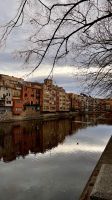 Hausfassaden in Girona mit Fluss Onyar