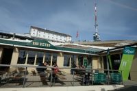 Blick zum Hotel und Sendeturm