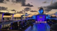 Kreuzfahrt Karibik - Pooldeck zum Sonnenuntergang auf der Mein Schiff 6