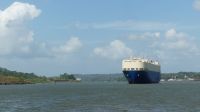 Kreuzfahrt Karibik - Neuwagen-Transportschiff im Panama-Kanal, Panama