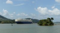 Kreuzfahrt Karibik - Neuwagen-Transportschiff im Panama-Kanal, Panama