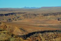 Fish River Canyon - in der Ferne die Berge