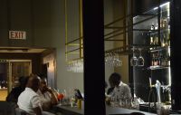 Namibier in der Rooftop-Bar des Avani Hotels (Windhoek)