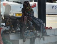 Himba am Wegesrand - Mutter mit Kindern (Windhoek)