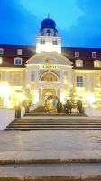 Spaziergang entlang der Strandpromenade im Seebad Binz