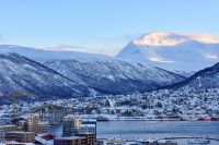 Tromsø mit dem Tromsdalstinden (1.238 m) im Hintergrund