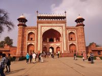 Ein kleines Fort vor dem mächtigen Taj Mahal in Agra, Indien