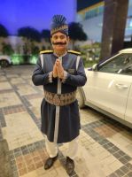 Hotel Page in traditioneller Kleidung vor unserem Hotel in Agra, Indien