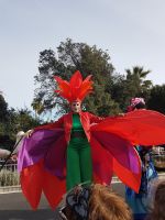 Bunte Figur auf Stelzen