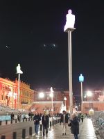 Platz Masséna mit Kunstwerk von Jaume Plensa 