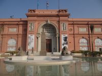 Kairo, vor dem Ägyptischen Museum stehen wir schon um 8.15 Uhr. 