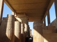 Sakkara, der Zugang zum Areal, flankiert von Papyrussäulen und links oben Teile der originalen Decke, einer Bastmatte nachempfunden