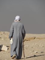 Sakkara, ein Einheimischer geht seinen Weg.