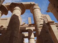 Luxor, Karnak-Tempel, hier ist noch die Deckenkonstruktion erhalten mit Lichtschlitzen, die aus dem Stein gearbeitet sind.