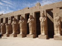 Luxor, Karnak-Tempel, kein Hof ohne mächtige Säulengestaltung