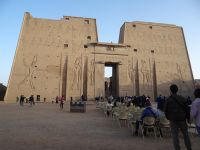 Edfu, Horus-Tempel, der Pylon mit der beliebten Darstellung vom Sieg von Kadisch