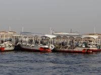 Assuan, Boote wiegen sich auf dem Stausee.