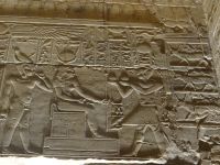 Assuan, Isis-Heiligtum, das Relief zeigt eine Opfergabe an die Göttin Hathor.