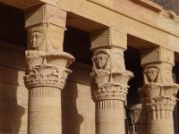 Assuan, Isis-Heiligtum, die Kapitelle sind reich gestaltet mit Hathor, der Liebesgöttin.