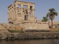 Assuan, Isis-Heiligtum, der Trajan-Kiosk vom Wasser aus