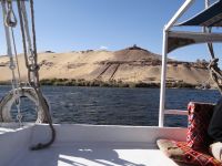 Assuan, wir passieren die Höhlengräber und die zwei Sarkophagrutschen. Diese rutschten nicht hinunter, sondern hinauf, zu den Gräbern.