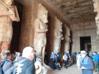 Abu Simbel, Tempel Ramses II., die Eingangshalle mit Statuen des Pharao