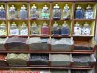 Assuan, es gibt neben Gewürzen und Duftstoffen auch Arzneimittel.