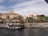 Assuan, das Mausoleum des Aga Khan und darunter seine Villa