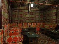 Kom Ombo, Eberhardt lädt seine Gäste in ein Zelt zu Tee und Shisha ein. Hier lässt sich gut verweilen.