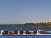 Nilkreuzfahrt, die Sonne scheint, doch der Wind weht, so dass die Stühle leer bleiben.